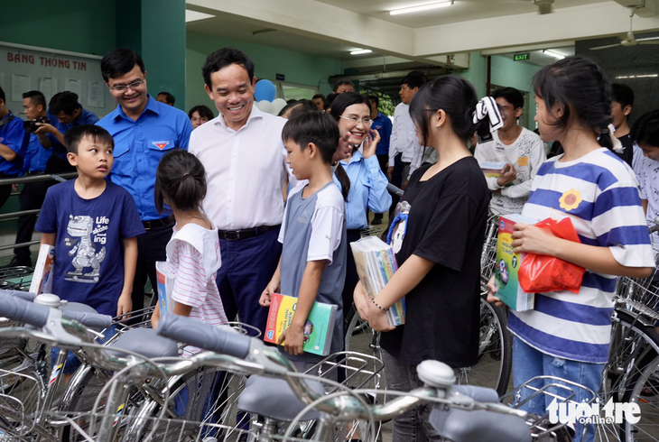 Phó thủ tướng Trần Lưu Quang tặng quà trẻ có hoàn cảnh đặc biệt - Ảnh 1.