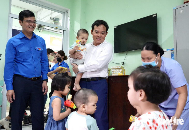 Phó thủ tướng Trần Lưu Quang tặng quà trẻ có hoàn cảnh đặc biệt - Ảnh 4.