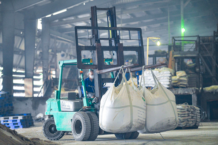 Nguyên liệu được vận chuyển để sản xuất tại nhà máy Supe Lâm Thao - Ảnh: NAM TRẦN
