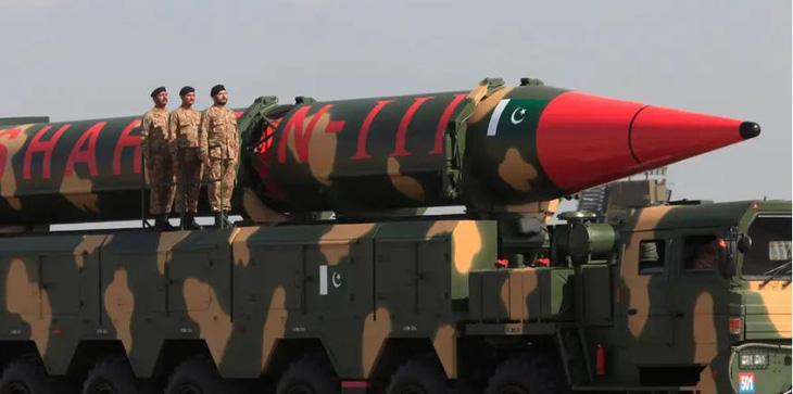 Các quân nhân Pakistan đứng bên cạnh tên lửa đạn đạo đất đối đất Shaheen III - Ảnh: REUTERS