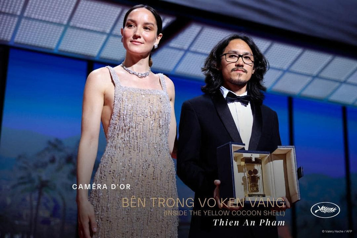 Lên sân khấu nhận giải Camera vàng, đạo diễn Phạm Thiên Ân chia sẻ anh muốn dành tặng giải thưởng cho toàn bộ ê kíp - Ảnh: BTC Liên  hoan phim Cannes