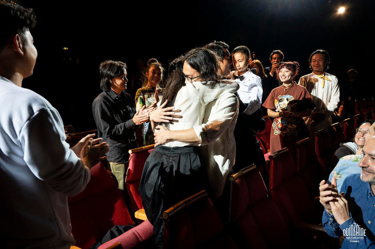 Đạo diễn Phạm Thiên Ân xúc động trong khoảnh khắc Bên trong vỏ kén vàng được xướng tên đoạt giải Camera vàng tại Cannes - Ảnh: BTC Liên hoan phim Cannes