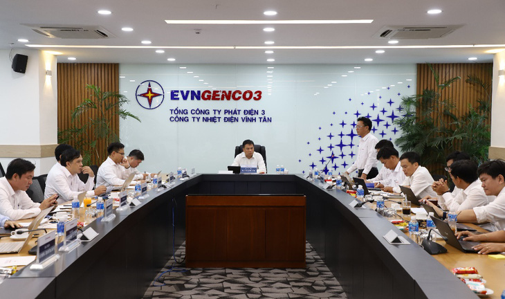 Ông Thiên Thanh Sơn, giám đốc Công ty Nhiệt điện Vĩnh Tân, báo cáo tình hình sản xuất điện của đơn vị
