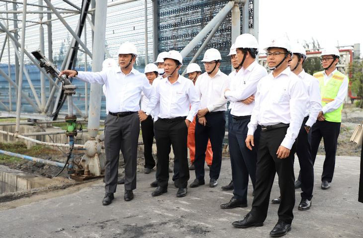 Ông Đinh Quốc Lâm, chủ tịch HĐQT EVNGENCO3, cùng đoàn đến kiểm tra tình hình kho than của Nhà máy Nhiệt điện Vĩnh Tân 2
