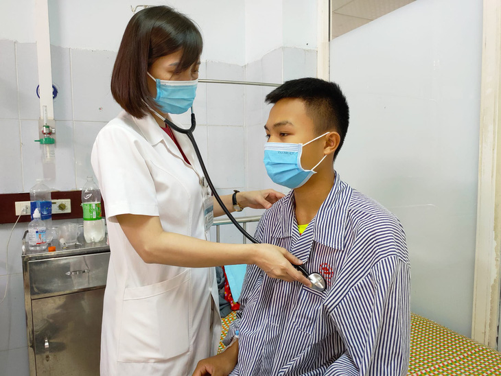 Khám cho bệnh nhân sốt mò đang được điều trị tại Bệnh viện Đa khoa Tuyên Quang - Ảnh BVCC