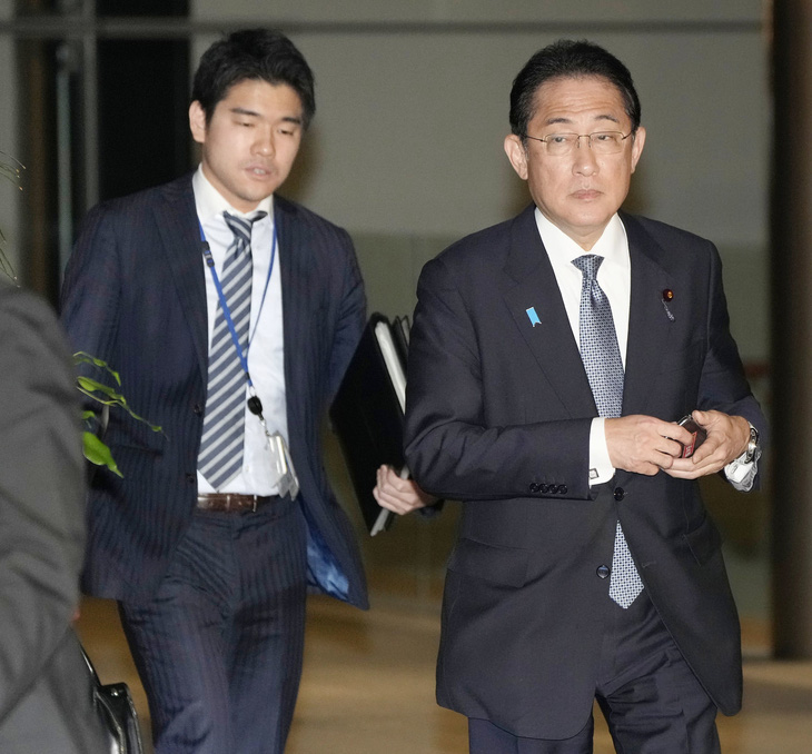 Con trai thủ tướng Nhật mất chức vì cư xử không phù hợp - Ảnh 1.