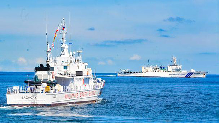 Lực lượng tuần duyên Philippines, Mỹ tham gia diễn tập liên lạc và chống cướp biển ở eo biển Sibutu (Philippines) vào tháng 11-2021 - Ảnh: Tuần duyên Philippines