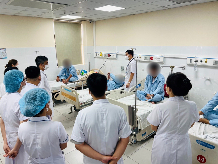 Các bác sĩ chăm sóc, điều trị cho các bệnh nhân ngộ độc sau khi ăn trứng cá sấu hỏa tiễn - Ảnh: Bệnh viện đa khoa tỉnh Hòa Bình