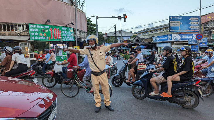 Giao thông ở TP Huế hỗn loạn, người dân bức xúc vì cho rằng cấm đường bất hợp lý - Ảnh 2.