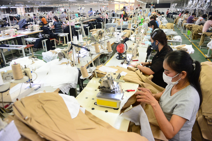 Các doanh nghiệp ngành dệt may bị sụt giảm về đơn hàng. Trong ảnh: công nhân làm việc tại Công ty TNHH Việt Thắng Jean (TP Thủ Đức,TP.HCM) - Ảnh: QUANG ĐỊNH