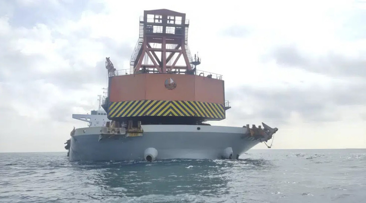 Malaysia bắt giữ tàu Trung Quốc vì neo đậu trái phép trên biển - Ảnh 1.