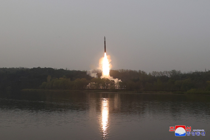 Triều Tiên phóng tên lửa đạn đạo xuyên lục địa Hwasong-18 hồi tháng 4-2023 - Ảnh: KCNA