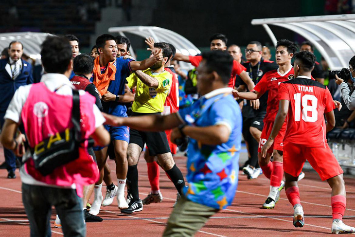 Bóng đá Thái Lan lại xảy ra xô xát, cầu thủ đánh HLV - Ảnh 4.