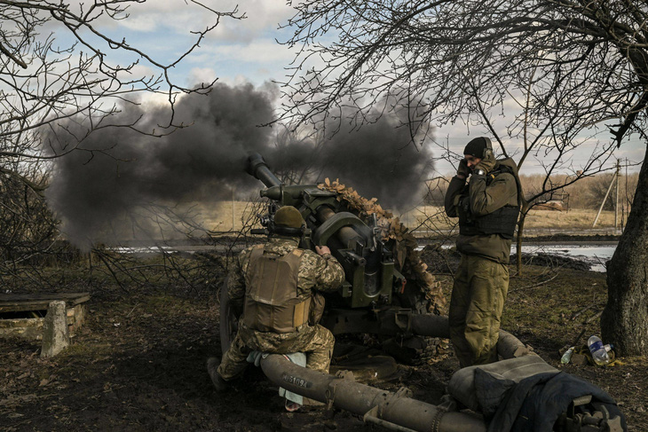 Pháo binh Ukraine điều khiển khẩu lựu pháo 105mm ở gần thành phố Bakhmut hồi tháng 3-2023 - Ảnh: AFP