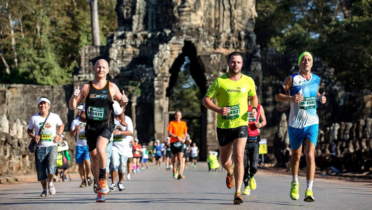 Các vận động viên nước ngoài rất hứng khởi với chạy bộ ở Angkor Wat - Ảnh: TIMES