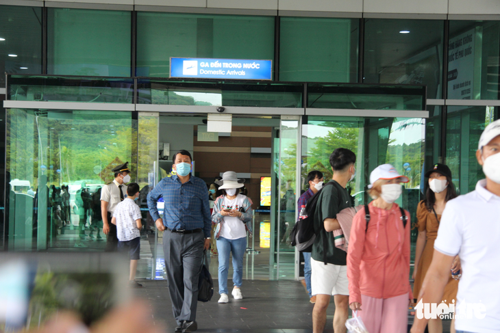 Hai người đàn ông mang chất lạ vào sân bay Phú Quốc - Ảnh 1.