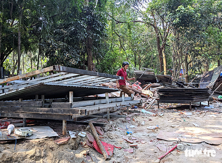 Các công trình nhà hàng, quán nhậu trái phép trên đất rừng tại bán đảo Sơn Trà, TP Đà Nẵng, bị cưỡng chế tháo dỡ bắt đầu từ giữa tháng 4-2023 - Ảnh: TẤN LỰC