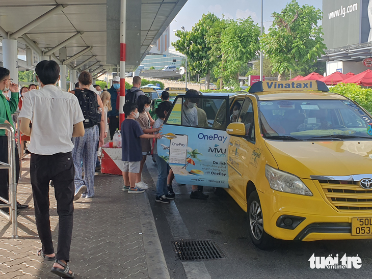 Khách thót tim băng đường đón taxi Tân Sơn Nhất - Ảnh 5.