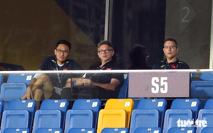 HLV Philippe Troussier nán lại sân xem hết trận U22 Malaysia thắng Lào - Ảnh 1.