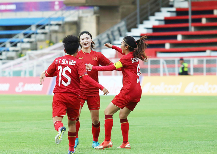 Nữ Việt Nam đá bại Malaysia 3-0 ở trận ra quân - Ảnh 1.