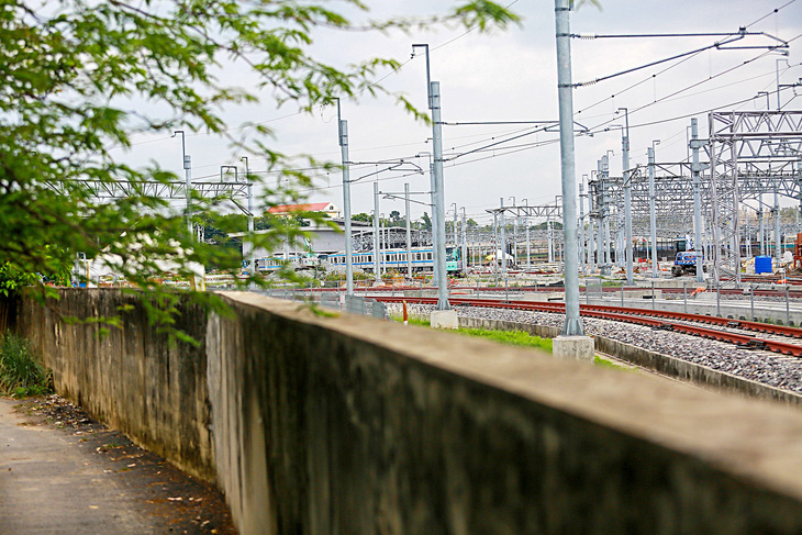 Khu vực depot Long Bình (TP Thủ Đức) đoạn giáp với đường số 16 có hàng rào khá thấp và nhiều nhà dân sát bên - Ảnh: CHÂU TUẤN