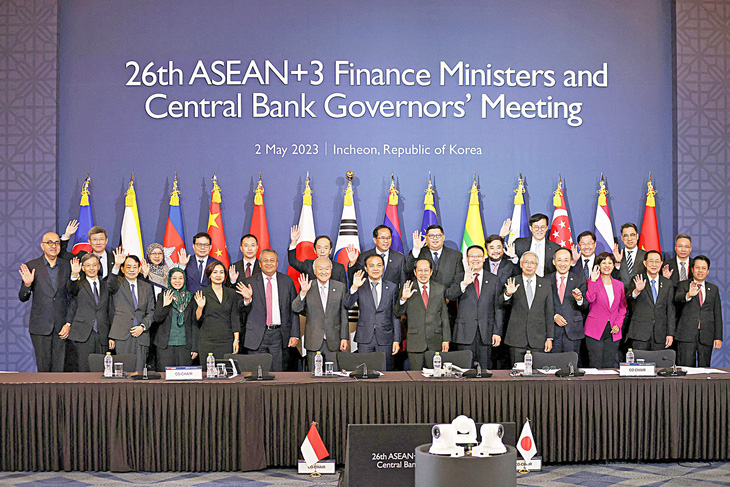 Bộ trưởng tài chính và các thống đốc ngân hàng trung ương ASEAN+3 tại cuộc họp ở Incheon, Hàn Quốc ngày 2-5 - Ảnh: Reuters