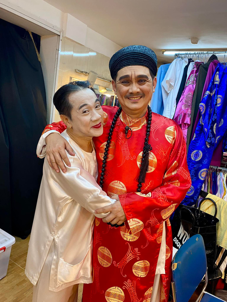 Thành Lộc (trái) và Hữu Châu trong vở diễn Cậu đồng - một vở diễn mà cả hai đã diễn trên 26 năm - Ảnh: Facebook Nguyễn Hữu Châu