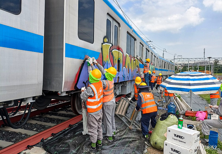 Vẽ bậy trên tàu metro: Dân muốn xử phạt thật nặng - Ảnh 1.