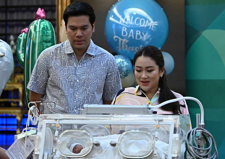 Con gái ông Thaksin khoe con mới sinh, trở lại cuộc đua thủ tướng Thái Lan - Ảnh 1.