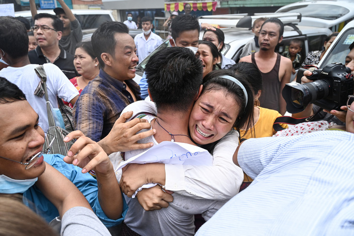 Các tù nhân được chính quyền quân sự Myanmar ân xá ngày 3-5 đoàn tù cùng gia đình - Ảnh: AFP