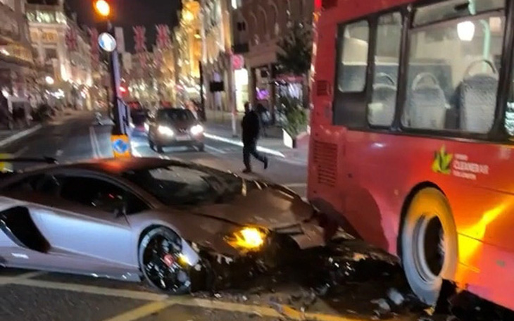 Tai nạn tiền tỉ: Lamborghini đâm xe buýt, phần đầu biến dạng