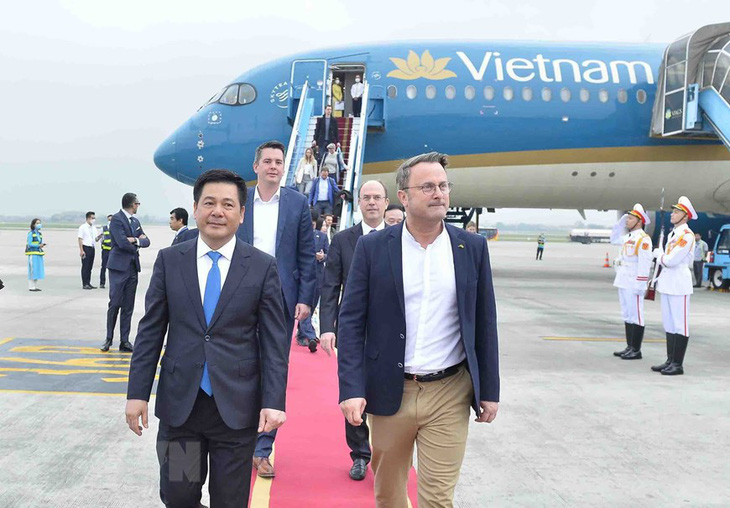 Thủ tướng Luxembourg đi máy bay Vietnam Airlines đến thăm Việt Nam - Ảnh 1.