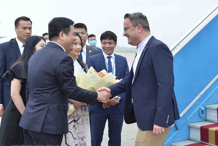 Thủ tướng Luxembourg đi máy bay Vietnam Airlines đến thăm Việt Nam - Ảnh 2.