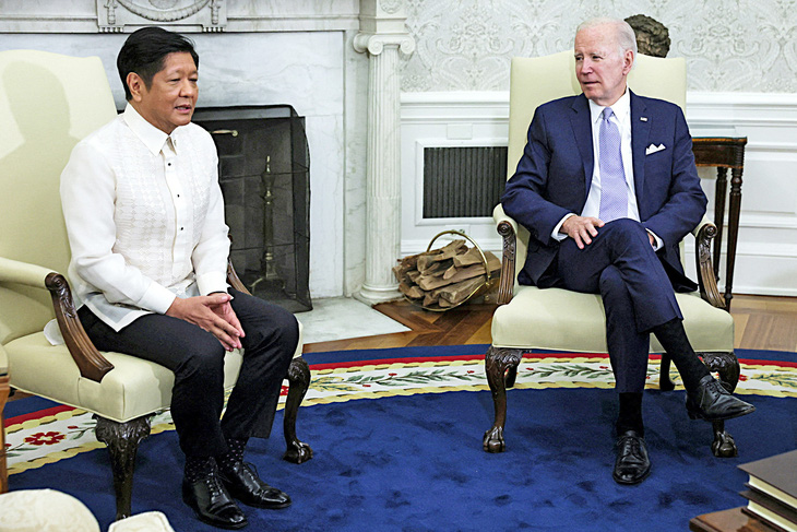 Tổng thống Philippines Ferdinand Marcos Jr. (trái) trao đổi với người đồng cấp Mỹ Joe Biden tại Phòng Bầu dục của Nhà Trắng ở Washington (Mỹ) vào ngày 1-5 - Ảnh: Reuters