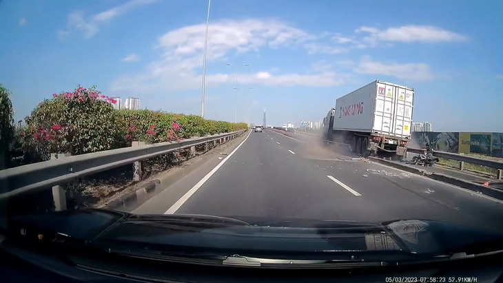 Xe container tông nhiều xe máy trên đường dẫn cao tốc TP.HCM - Long Thành - Ảnh 1.