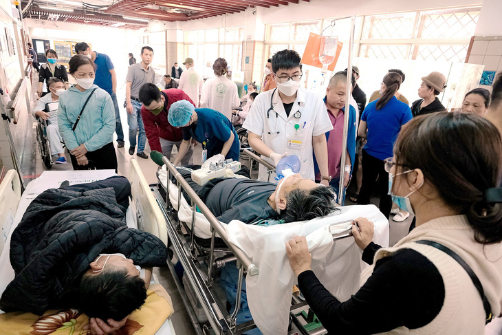 Y bác sĩ làm việc tại Bệnh viện Bạch Mai - Ảnh: NAM TRẦN