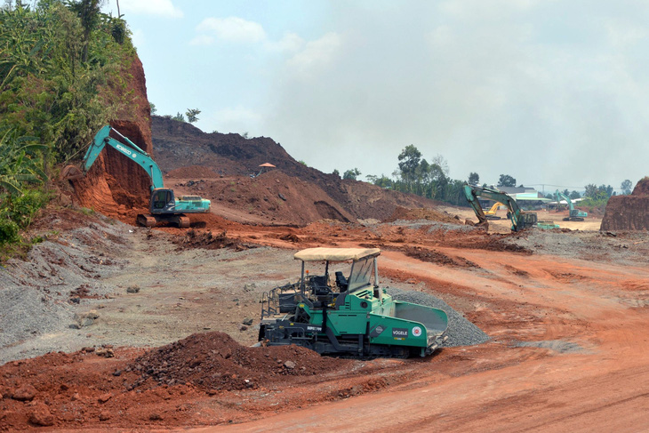 Gia hạn các mỏ đất đắp cao tốc Phan Thiết - Dầu Giây đến cuối năm - Ảnh 1.