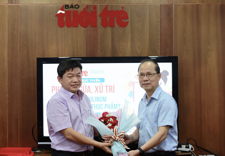Bác sĩ Võ Văn Tân (trái) - trưởng khoa nội thần kinh, Bệnh viện Nhân dân Gia Định, TP.HCM - Ảnh: DUYÊN PHAN