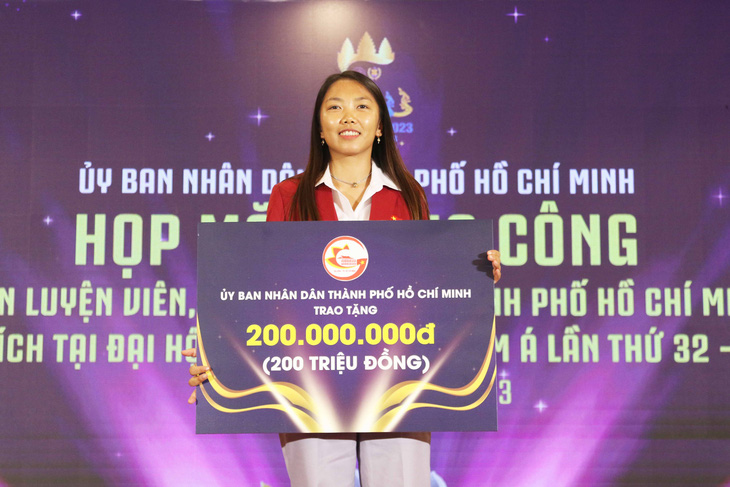 Huỳnh Như được thưởng 200 triệu đồng - Ảnh: T.P