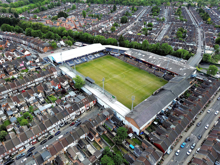 Lạ lùng tân binh Luton Town - Ảnh 1.