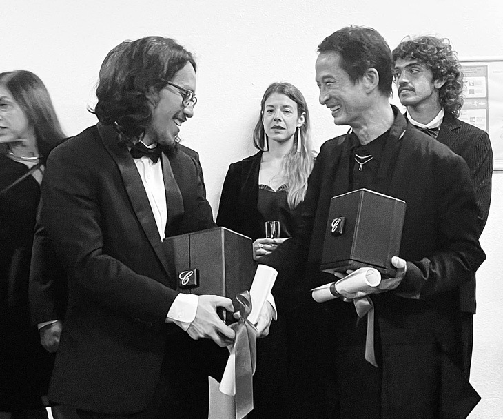 Đạo diễn Phạm Thiên Ân (trái) và đạo diễn Trần Anh Hùng chúc mừng thành công của nhau tại lễ bế mạc Liên hoan phim Cannes 2023 - Ảnh: Anaïs Demoustier