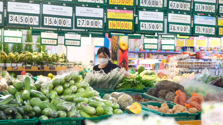 Rau củ tươi xanh được bày bán tại siêu thị Co.opmart, phục vụ các khách hàng chế biến các món chay, mặn - Ảnh: MỘC MIÊN