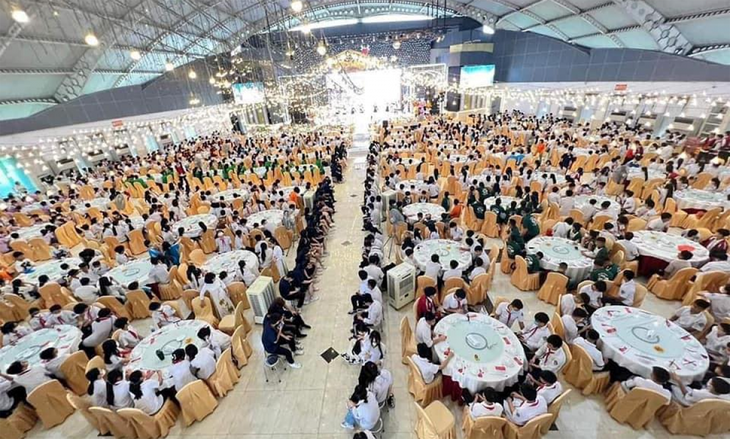 Hình ảnh ăn tiệc “như cỗ cưới&quot; của Trường THCS Mạo Khê II, Quảng Ninh - Ảnh: Internet