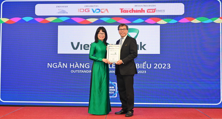 Vietcombank được trao 'cú đúp' 3 giải thưởng về ngân hàng- Ảnh 1.