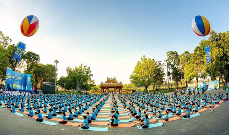 Ngày Yoga quốc tế do các đơn vị bảo hiểm phối hợp tổ chức thu hút hàng ngàn người tham gia