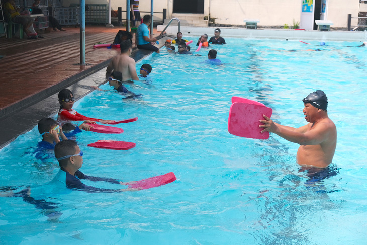 Các em học bơi tại hồ bơi Phú Thọ, quận 11, TP.HCM - Ảnh: NGỌC PHƯỢNG