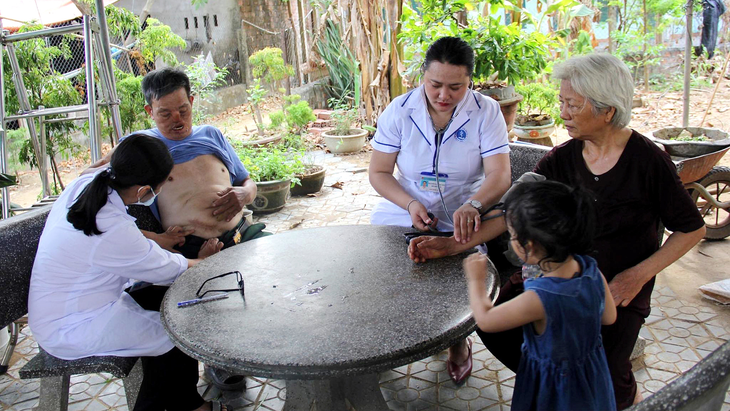 Trung tâm Y tế mà y tế huyện Bình Sơn điều hành để các trạm y tế xã đến tận nhà khám miễn phí chongười già neo đơn, gia đình chính sách - Ảnh: TRẦN MAI