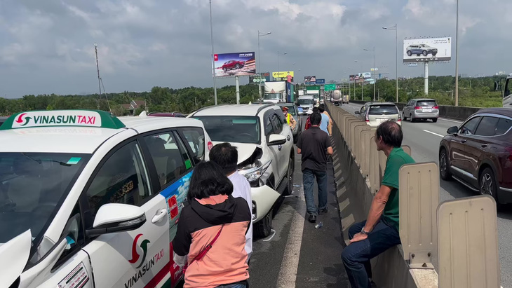 Tai nạn liên hoàn 5 ô tô trên cao tốc TP.HCM - Long Thành - Ảnh 1.