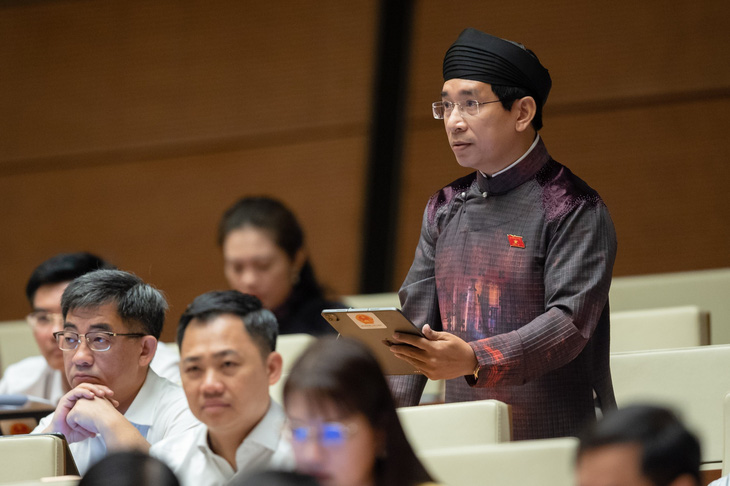 Đại biểu Bình Định mặc áo dài ngũ thân, đội khăn đóng đi họp Quốc hội - Ảnh 1.