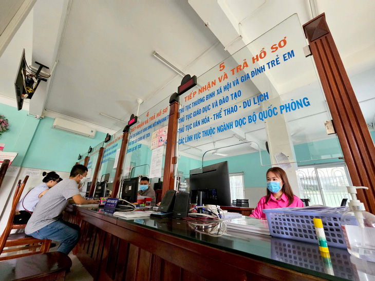 UBND phường Vĩnh Phú (TP Thuận An, Bình Dương) tận dụng tối đa ánh sáng tự nhiên, hạn chế dùng điện để tiết kiệm điện - Ảnh: NGỌC HIỂN